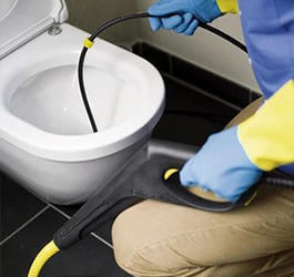 Klempner arbeitet an Toiletten verstopfung Rohrreinigung Heusenstamm
